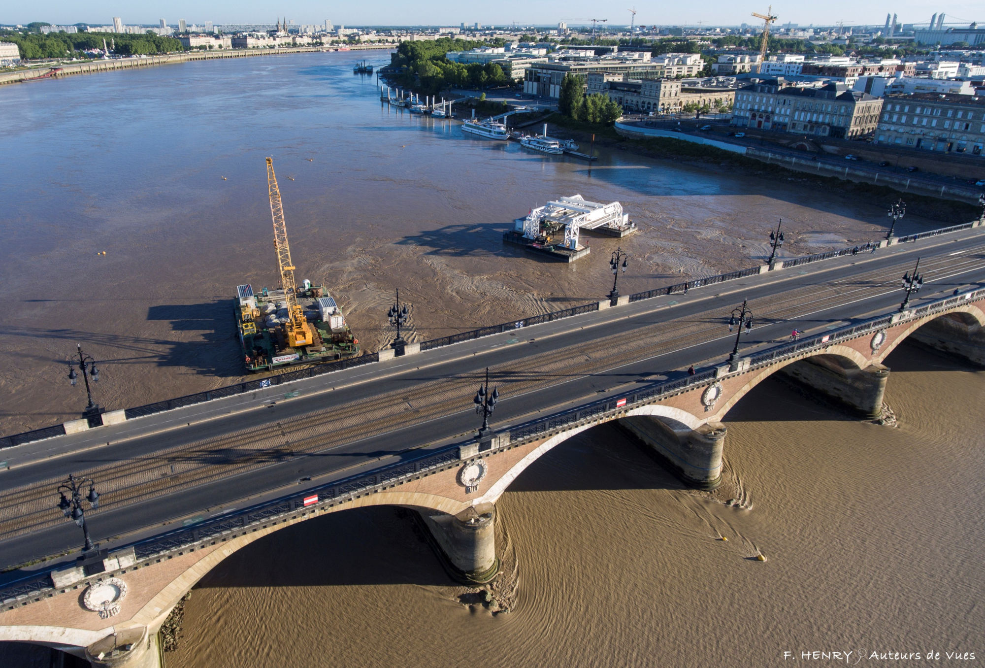 Pose de gabions avec pontons flottants pour le confortement du pont de pierre à Bordeaux