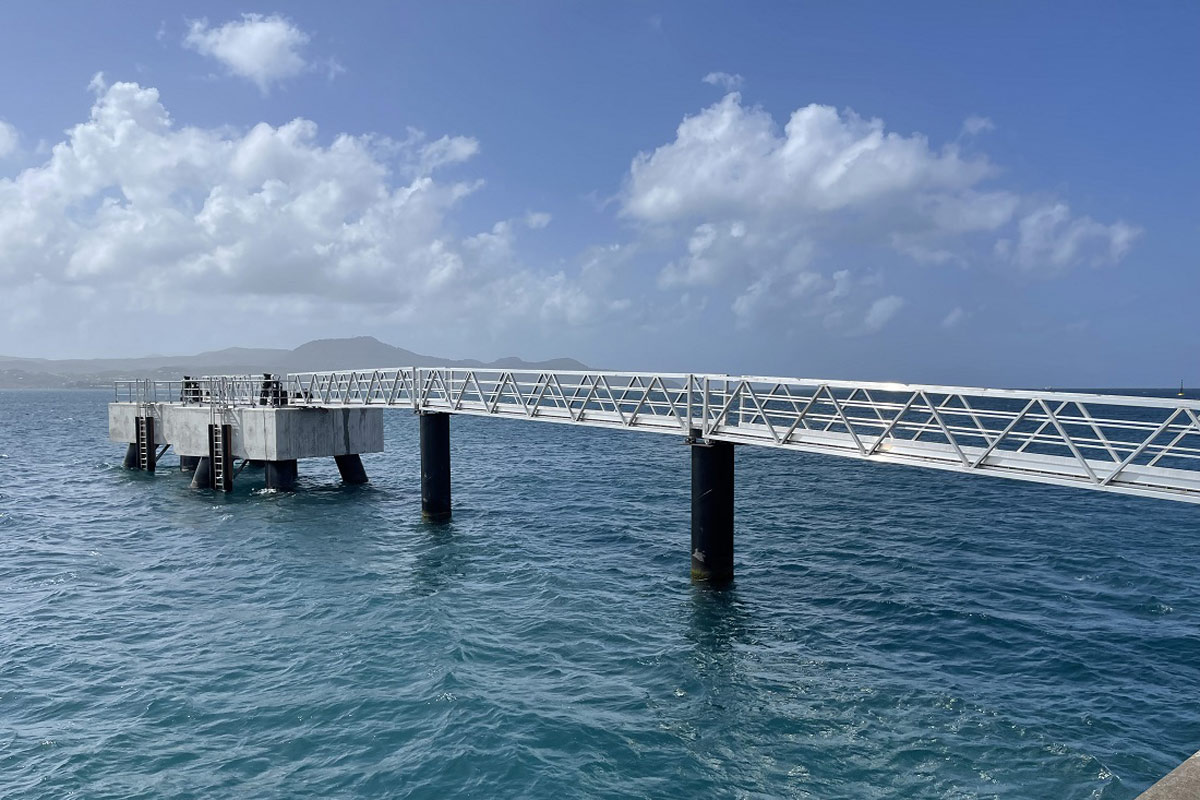Chantier-2 Ducs d'Albe d'amarrage et passerelle d'accès du quai à conteneurs de la pointe des Grives en Martinique