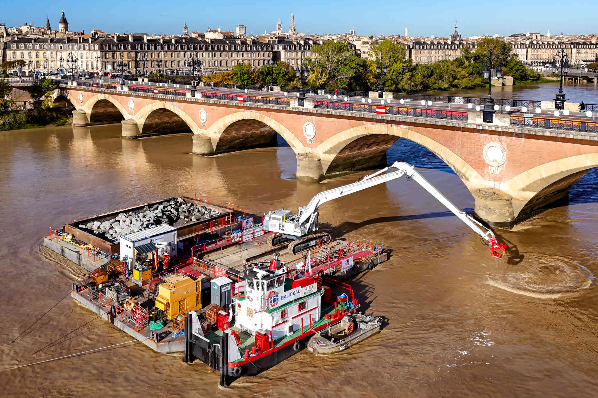 Mise en place d'enrochements sur le pont de pierre par Balineau