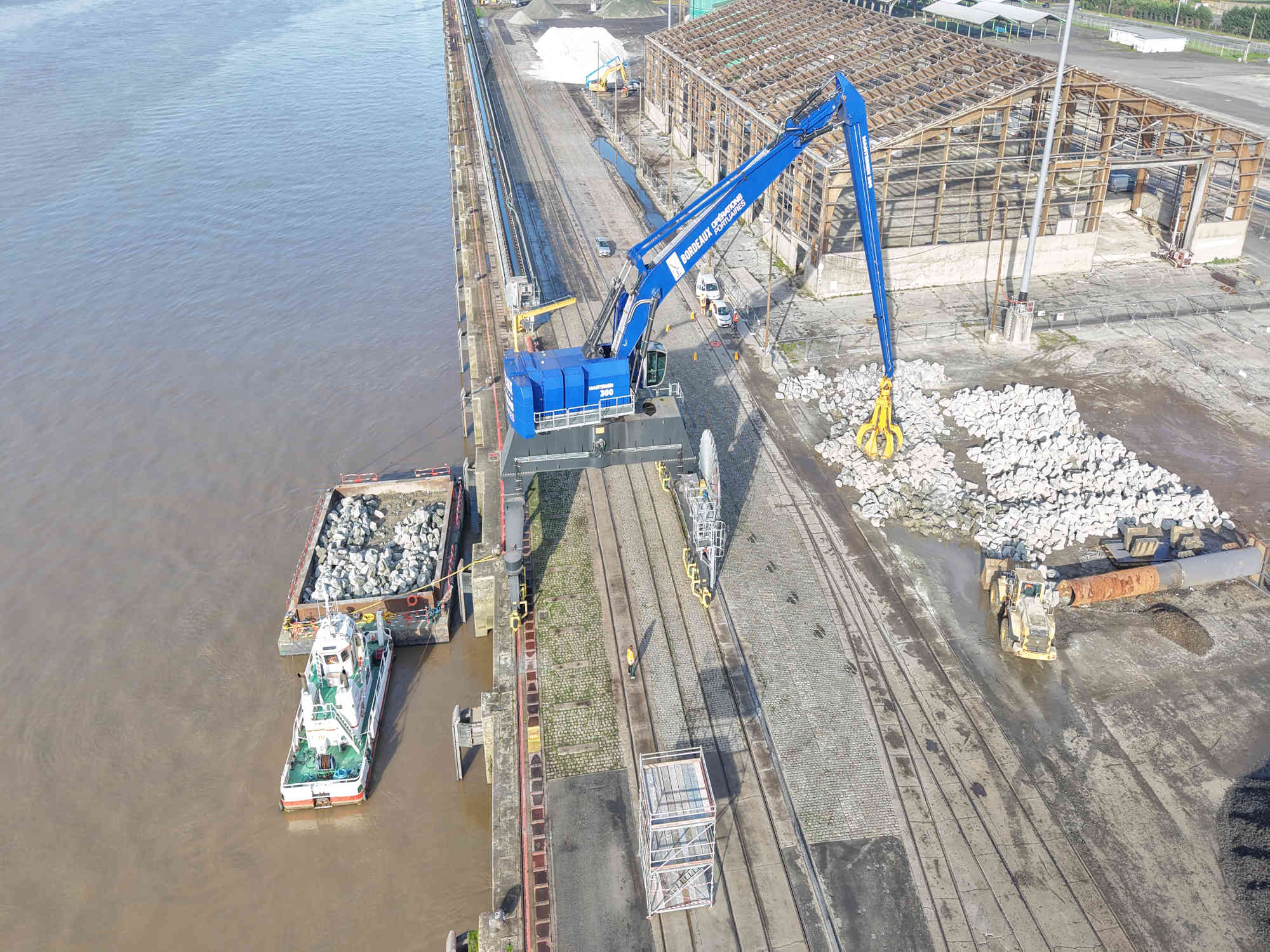 Chargement des enrochements sur la barge au port de Bassens